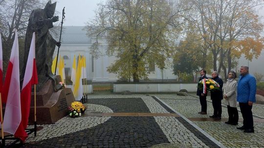 Władze Suwałk oddały hołd Janowi Pawłowi II i ks. Jerzemu Popiełuszce