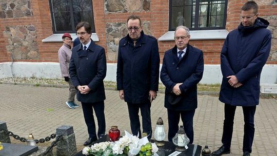 Władze Suwałk odwiedziły groby byłych prezydentów i zasłużonych mieszkańców