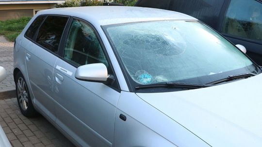 Włamał się do Audi i zasnął za kierownicą. Przykrył się kocem