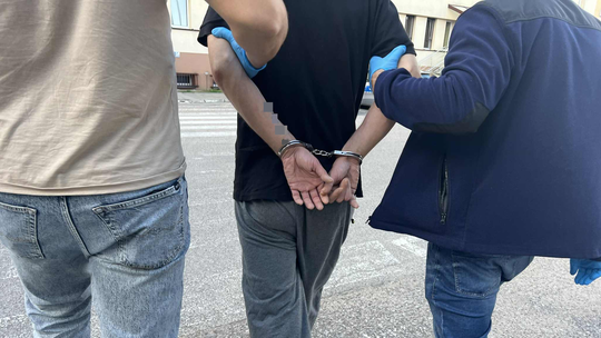 🚨🍕 Włamali się do pizzerii – zostali zatrzymani! 👮‍♂️🔒