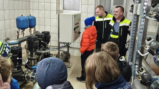 Woda – źródło życia. Uczniowie z Nowej Wsi na wyjątkowej lekcji w stacji wodociągowej