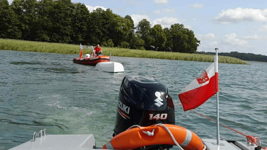 🚤 Wodniacy uratowali żeglarzy na jeziorze Wigry – wśród poszkodowanych były dzieci