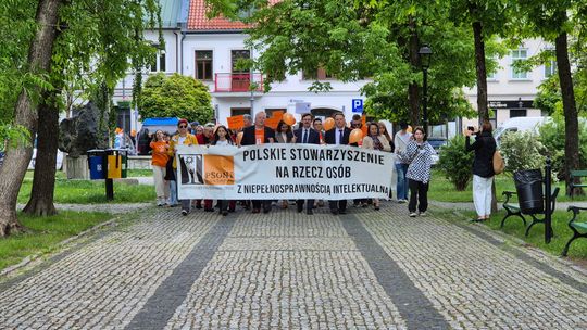 „Wszyscy równi, każdy inny” – Suwałki świętowały Dzień Godności Osób z Niepełnosprawnością Intelektualną