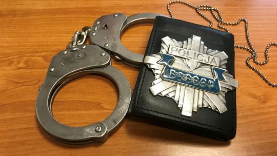 Wtargnął do domu seniora, pobił go i żądał pieniędzy. 45-latek w areszcie