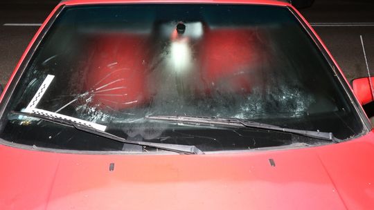 Wybił szybę w zaparkowanym aucie i wszedł do środka. Policjanci zatrzymali wandala na gorącym uczynku