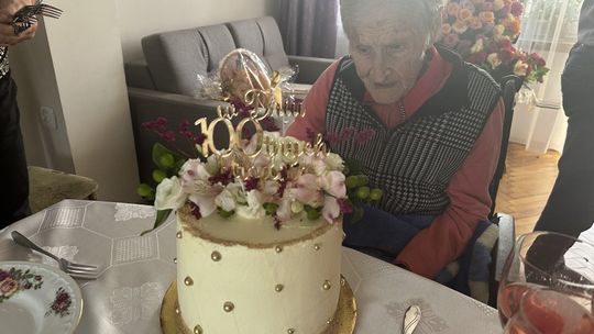 🎉 Wyjątkowy jubileusz – 100. urodziny Pani Stefanii Kojak 🎉 Wyjątkowy jubileusz – 100. urodziny Pani Stefanii Kojak