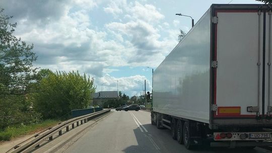 Wypadek na DK8 w Suchowoli. Motocyklista bez kasku trafił do szpitala śmigłowcem LPR 🚨