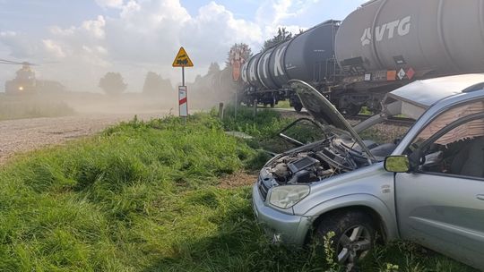Wypadek na przejeździe kolejowym w gminie Puńsk – 19-latek wjechał pod pociąg