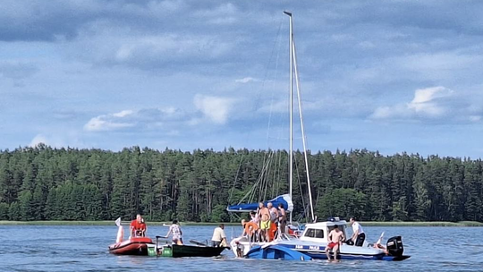 🌊 Wywrócona żaglówka na Wigrach! Szybka akcja wodniaków uratowała życie 58-latka 🌊 Wywrócona żaglówka na Wigrach! Szybka akcja wodniaków uratowała życie 58-latka