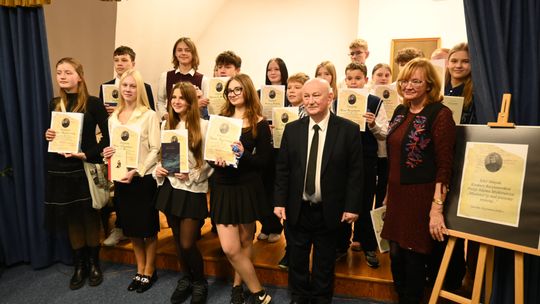 XXV Miejski Konkurs Recytatorski Poezji Adama Mickiewicza w Bibliotece Publicznej w Suwałkach XXV Miejski Konkurs Recytatorski Poezji Adama Mickiewicza w Bibliotece Publicznej w Suwałkach