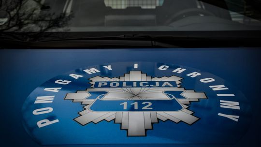 🚨 Z cofniętymi uprawnieniami ugrzązł w błocie i poprosił policjantów o pomoc
