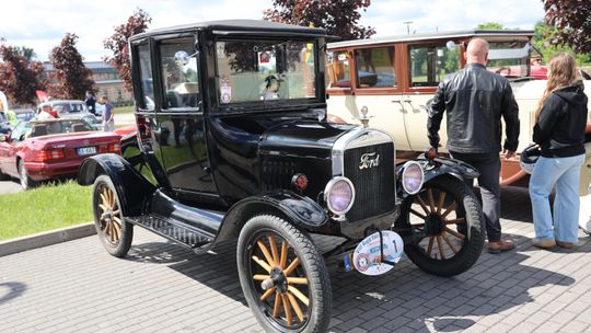 Zabytkowe perełki motoryzacji na suwalskich bulwarach. VIII Rajd Ritza zawitał do Suwałk