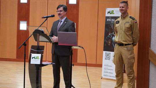 Zagrożenia z powietrza. W Suwałkach szkolono dyrektorów szkół