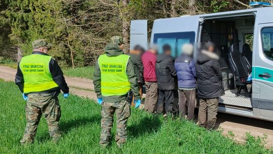 Zatrzymania na granicy polsko-litewskiej. Cudzoziemcy i kurierzy nielegalnej migracji ujęci przez SG
