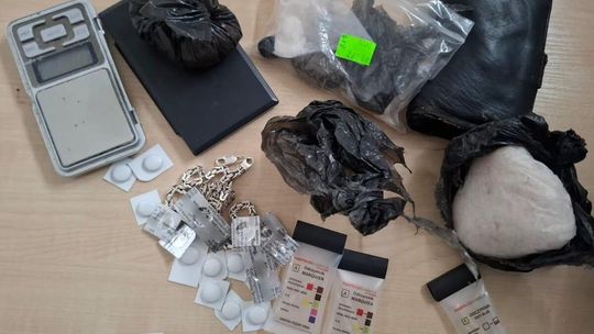 Zdemolowali wynajmowane mieszkanie. W środku były narkotyki