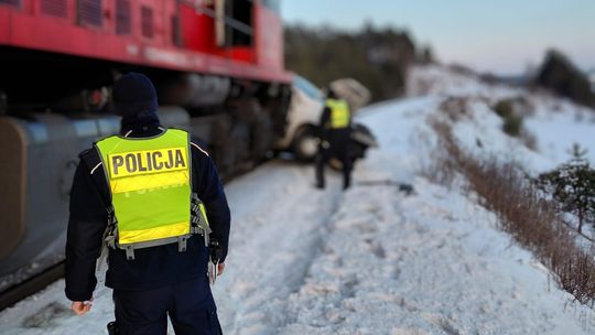 Zderzenie pociągu z samochodem na niestrzeżonym przejeździe w Okuniowcu