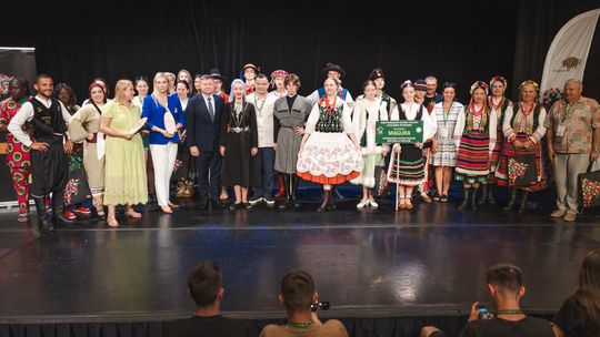 🌍 Zespoły ludowe z trzech kontynentów odwiedziły Operę Podlaską!