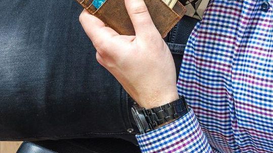 🚔 Zgłosił znaleziony portfel… i sam trafił do aresztu! 😮 🚔 Zgłosił znaleziony portfel… i sam trafił do aresztu! 😮