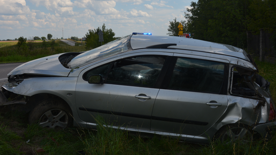 🚔 Zjechał z drogi i dachował – był pijany za kierownicą!