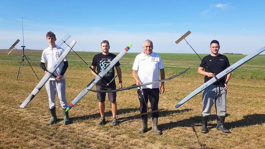 Złoto i srebro dla Suwałk! Modelarze lotniczy z medalami Mistrzostw Polski
