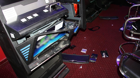 Zniszczył automaty i ukradł pieniądze. 43-latek zatrzymany przez augustowską policję