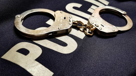 Zniszczył samochód w centrum Suwałk – został zatrzymany przez policję 🚔