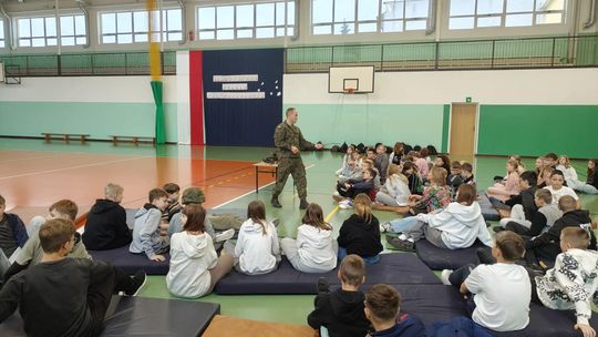 Żołnierze z 14 Pułku Przeciwpancernego w akcji! Lekcja bezpieczeństwa w ramach programu #EdukacjaZWojskiem 🎖️