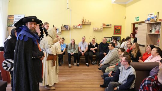 Żywa lekcja historii w Środowiskowym Domu Samopomocy „Aktywni Tak Samo” w Suwałkach Żywa lekcja historii w Środowiskowym Domu Samopomocy „Aktywni Tak Samo” w Suwałkach