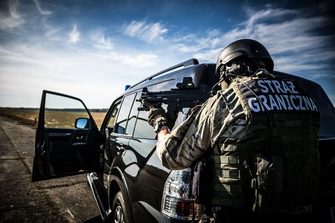 1 rok i 2 miesiące więzienia za przemyt migrantów i atak na funkcjonariusza SG