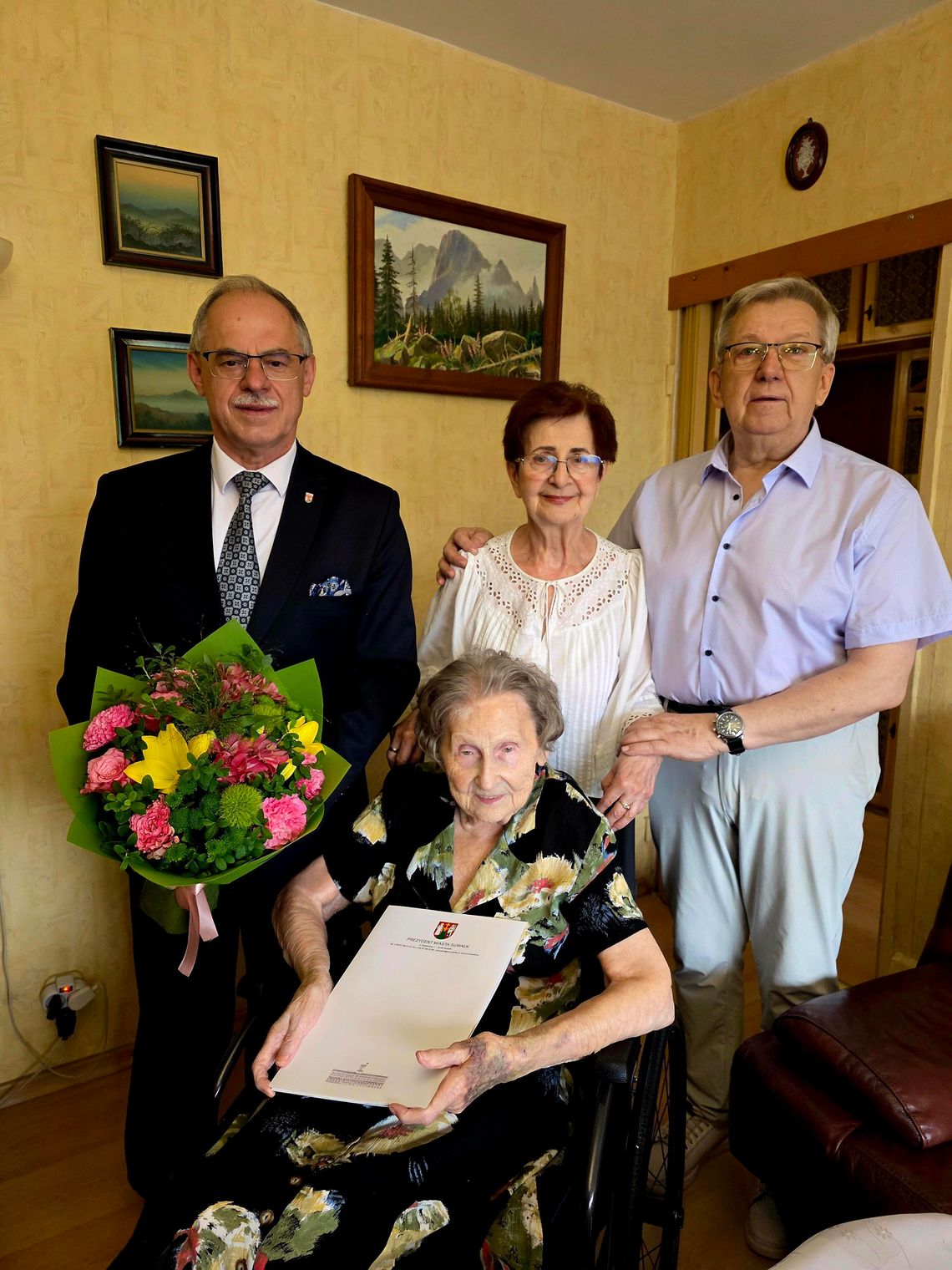 🎉 100. urodziny mieszkanki Suwałk. Prezydent odwiedził panią Czesławę Krzeptowską 🎉 100. urodziny mieszkanki Suwałk. Prezydent odwiedził panią Czesławę Krzeptowską