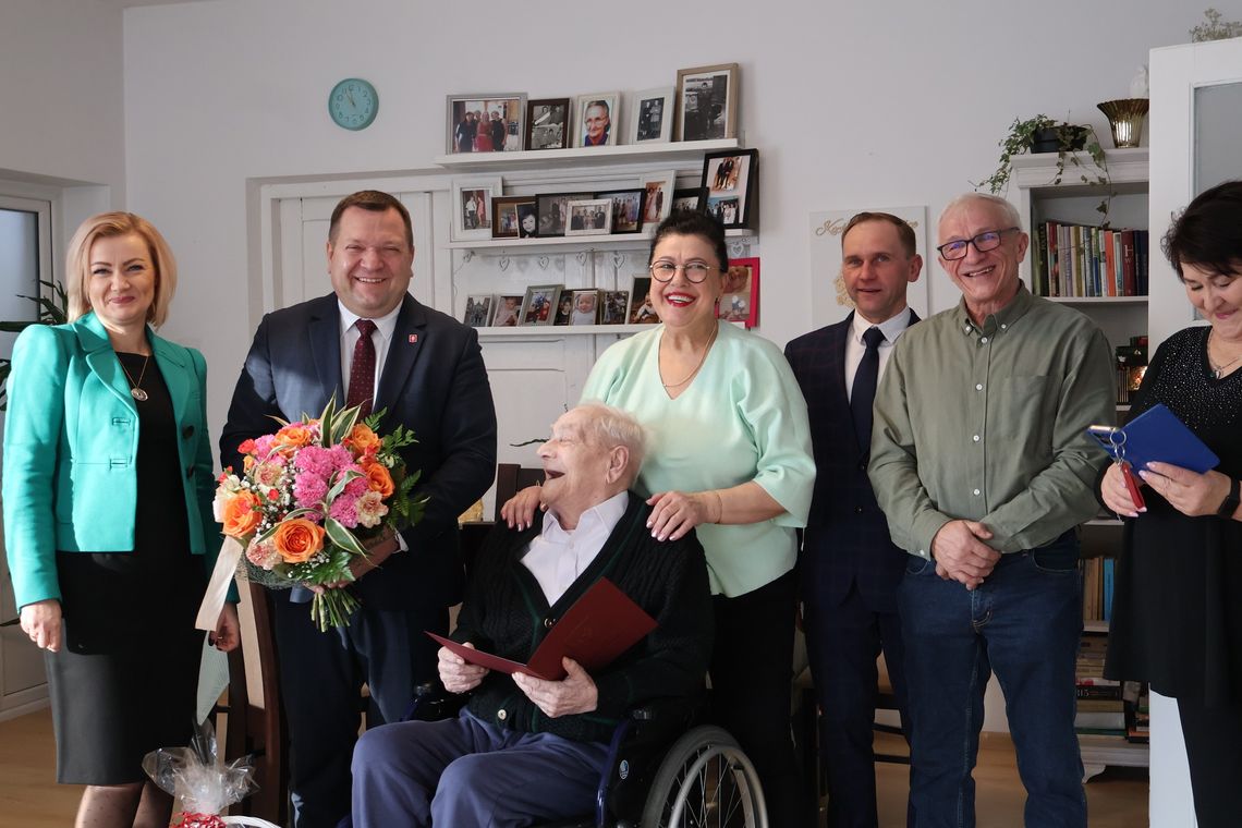 🎉 101. urodziny Pana Stanisława Basałaja – wyjątkowy jubileusz w Suchej Wsi! 🎉 🎉 101. urodziny Pana Stanisława Basałaja – wyjątkowy jubileusz w Suchej Wsi! 🎉
