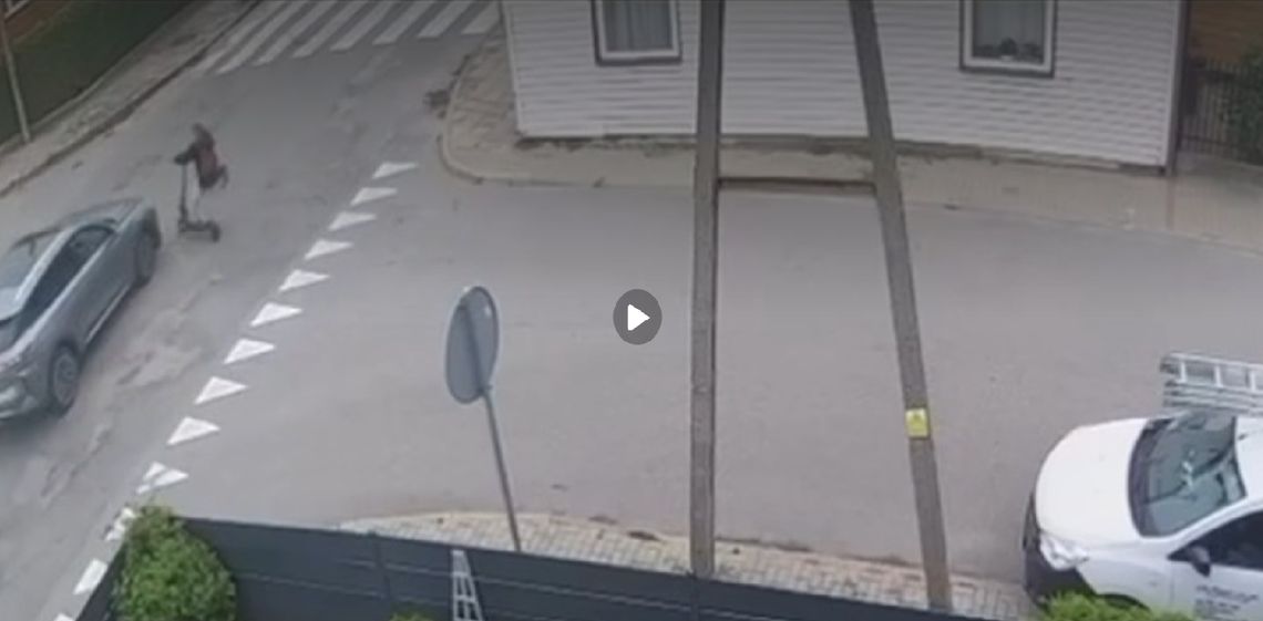 13-latka na hulajnodze zderzyła się z samochodem. Wszystko nagrał monitoring 13-latka na hulajnodze zderzyła się z samochodem. Wszystko nagrał monitoring