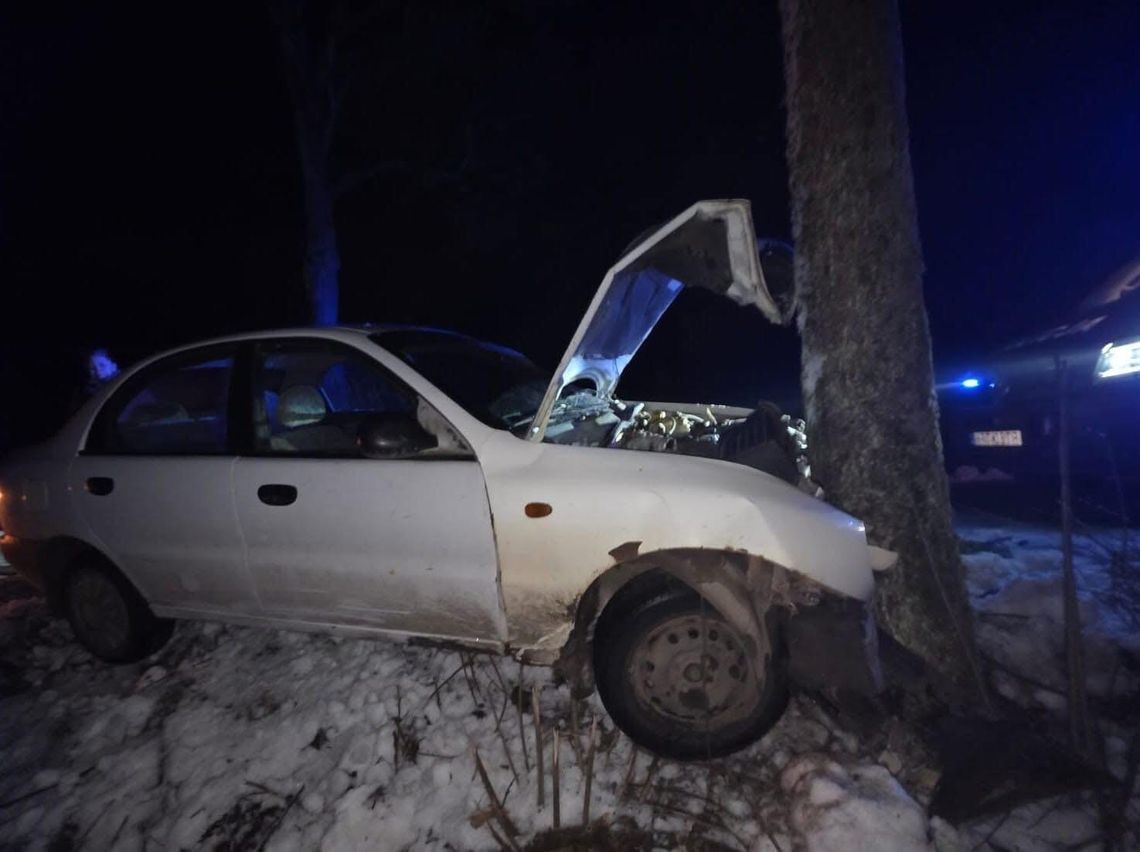 🚨 18-latek pijany i bez uprawnień rozbija auto w Starych Juchach! 🚨 18-latek pijany i bez uprawnień rozbija auto w Starych Juchach!