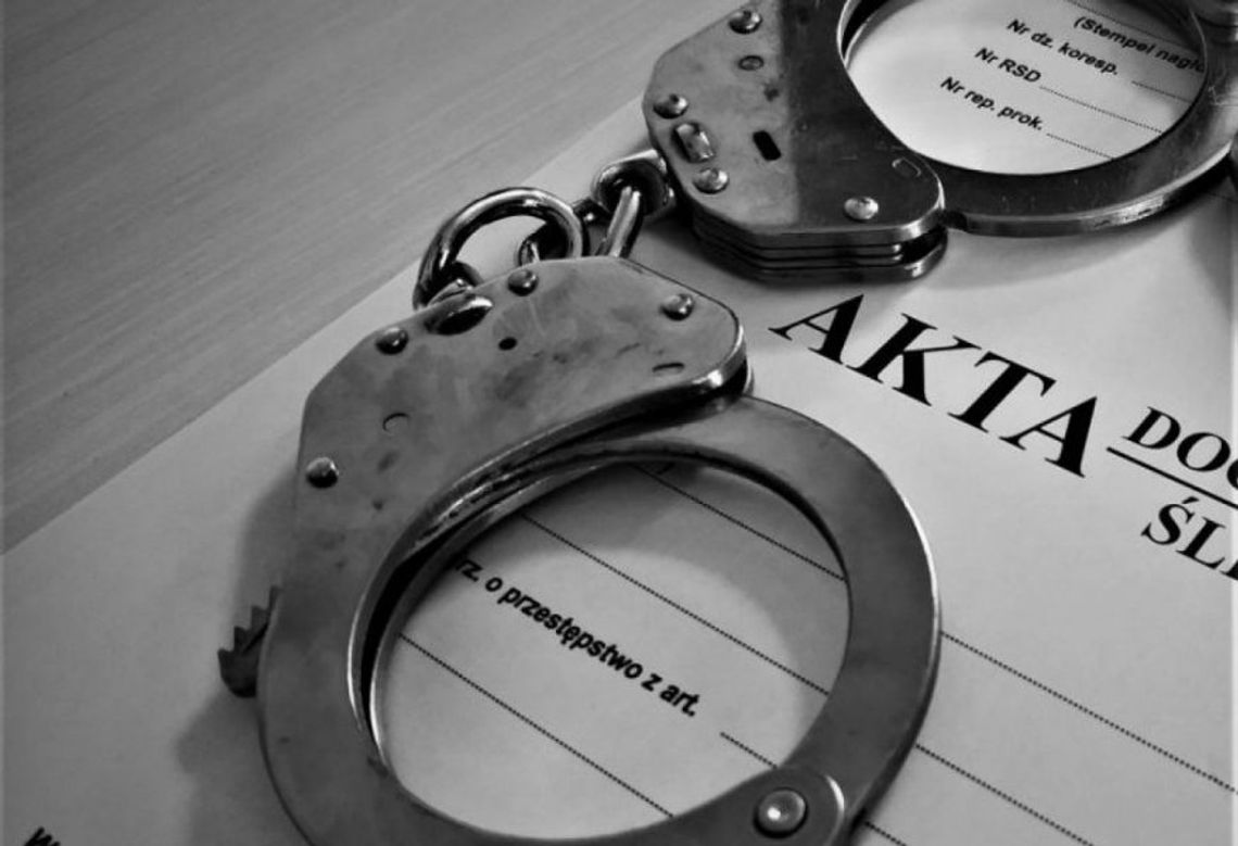 42-latek z Suwałk przywłaszczył plecak i próbował zapłacić cudzą kartą za alkohol. Zatrzymali go policjanci