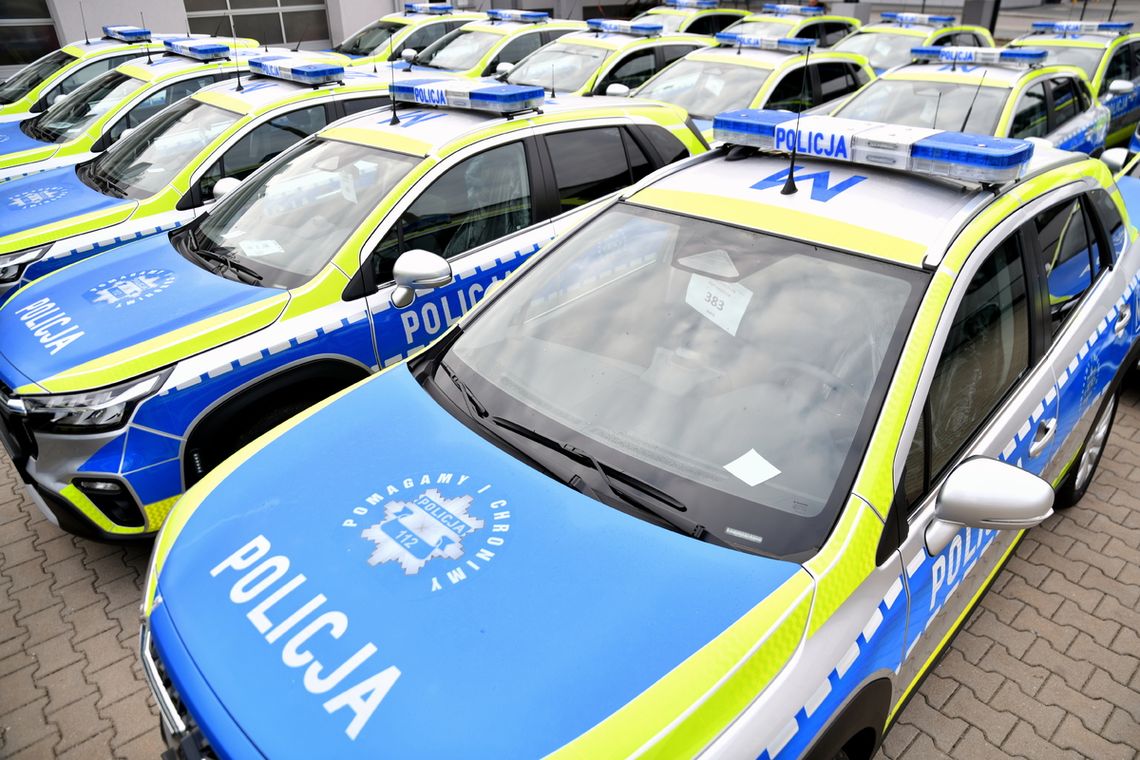 48 nowych samochodów dla podlaskiej Policji – nowoczesne Suzuki S-Cross trafiły do jednostek garnizonu 🚘