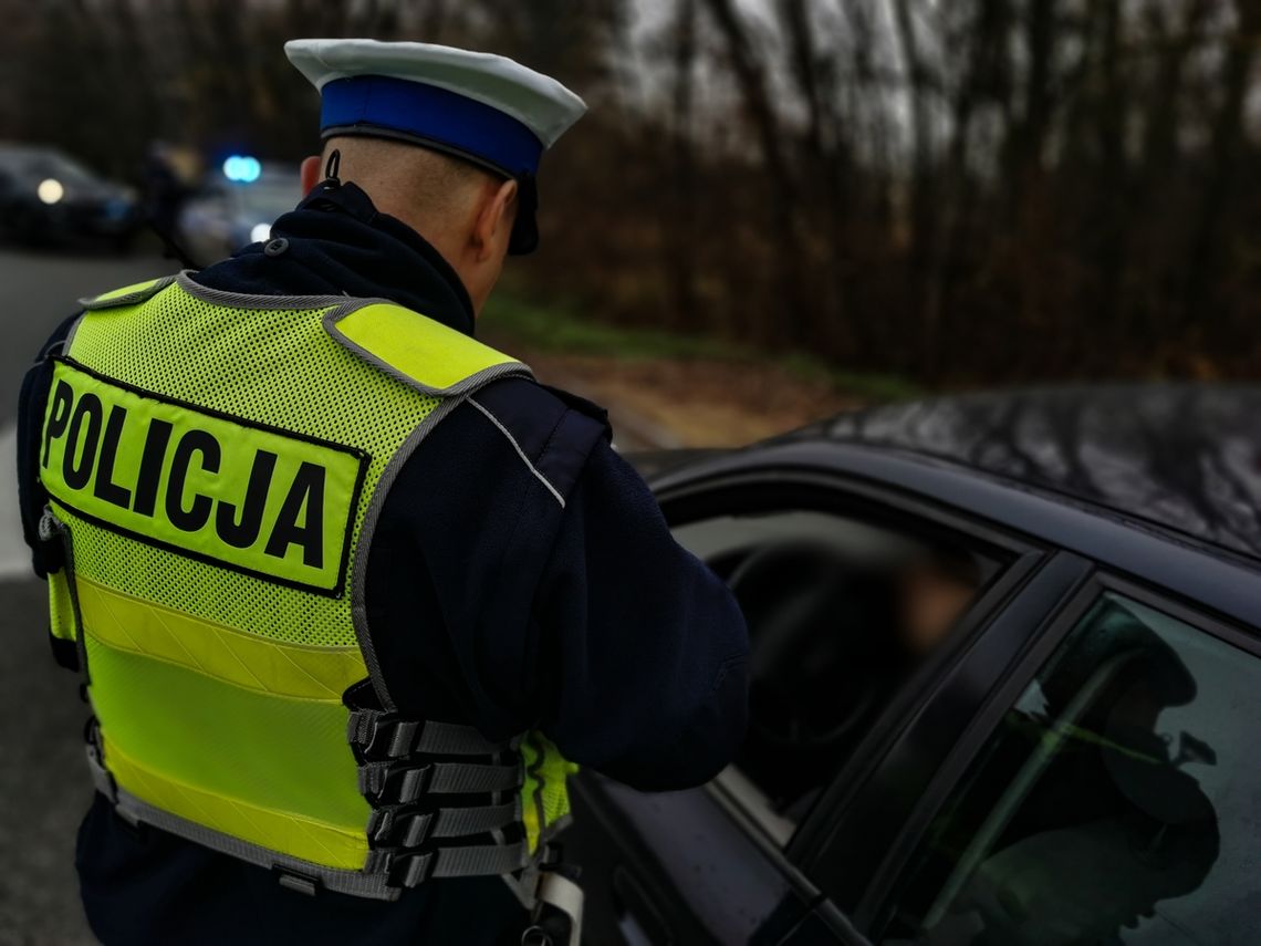 77-latek jechał po zmroku bez świateł. Tłumaczył, że „nalewka była na zdrowie” 🚔🍷 77-latek jechał po zmroku bez świateł. Tłumaczył, że „nalewka była na zdrowie” 🚔🍷