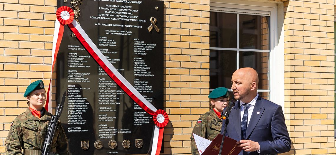 🕯️ 81 nazwisk, jedna pamięć. W Płaskiej odsłonięto tablicę ofiar Obławy Augustowskiej