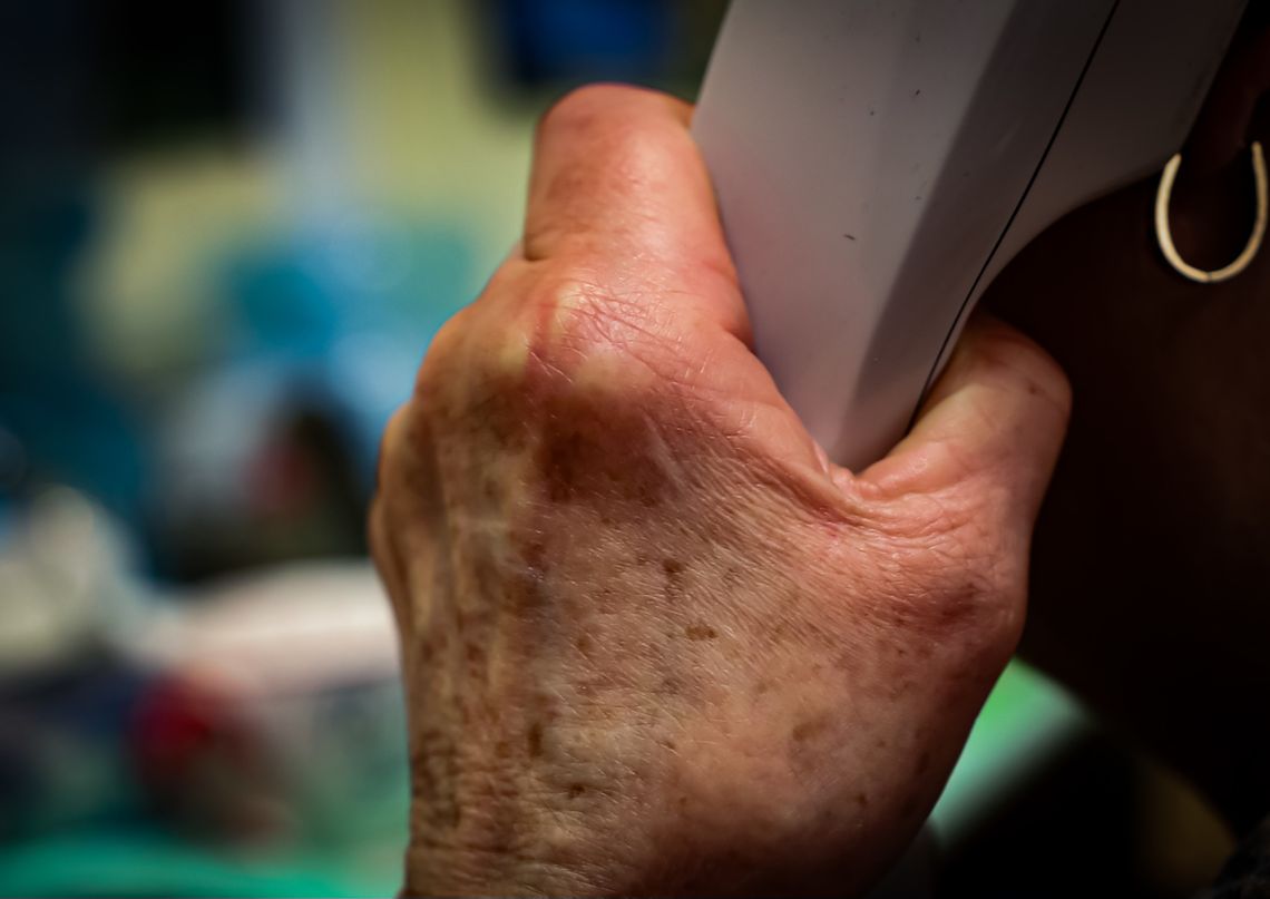 90 tysięcy złotych straciła seniorka. Uwierzyła, że wnuczka spowodowała wypadek