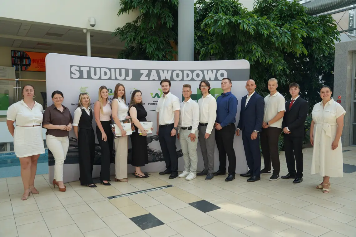 Absolwenci logistyki i pedagogiki odebrali przepustkę do zawodowej przyszłości