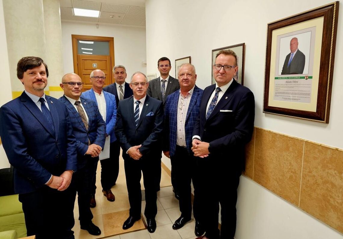 Adam Ołów dołączył do Galerii Zasłużonych w suwalskim ratuszu! 🎖