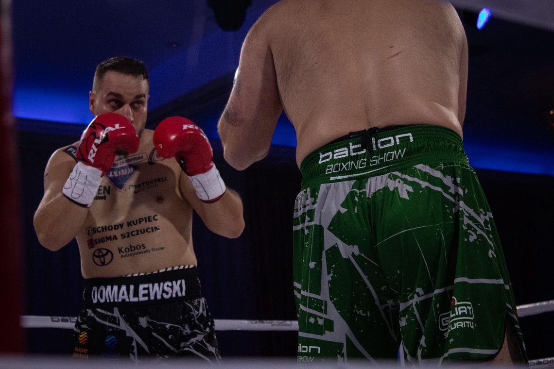 Adrian Domalewski nokautuje w Ożarowie Mazowieckim. Efektowne 4–0 polskiego pięściarza Adrian Domalewski nokautuje w Ożarowie Mazowieckim. Efektowne 4–0 polskiego pięściarza
