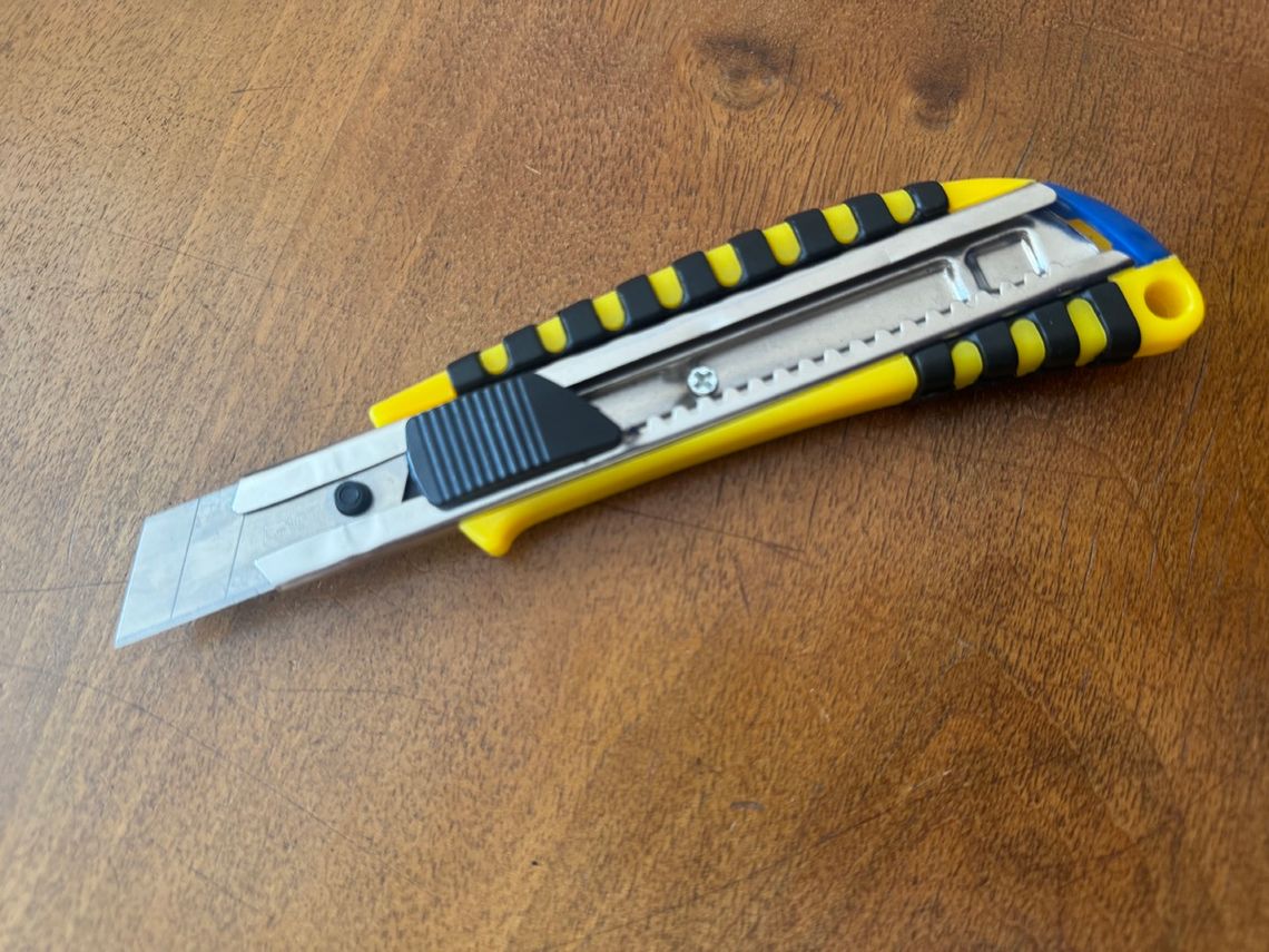 🔪 Agresywny 24-latek groził przechodniom nożem – obezwładniony przez policję