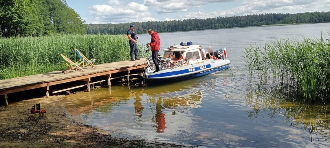 🚨 Akcja ratunkowa nad Czarną Hańczą! 15-latek utknął w bagnach, ruszyli policjanci i łódka