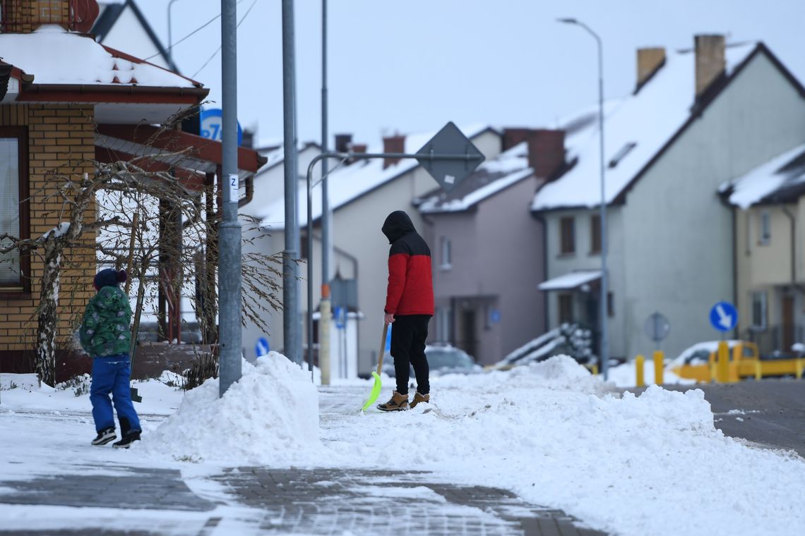 ❄️🚜 Akcja Zimowa w Suwałkach. Miasto walczy ze skutkami intensywnych opadów śniegu