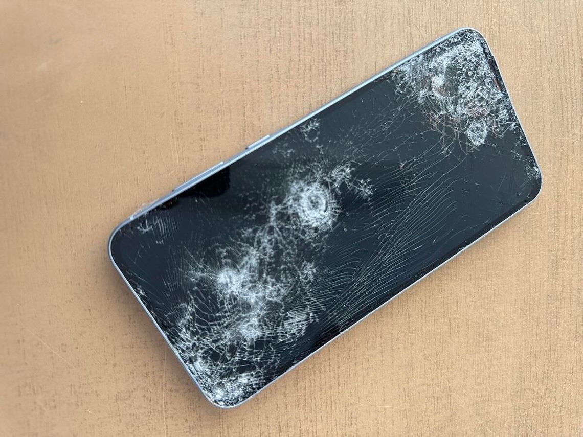 💥 Awantura rodzinna zakończona interwencją policji – zniszczył siostrze telefon wart 1500 zł!