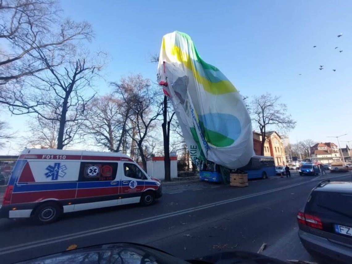 Balon pasażerski zahaczył o budynek. Jedna osoba wypadła z kosza