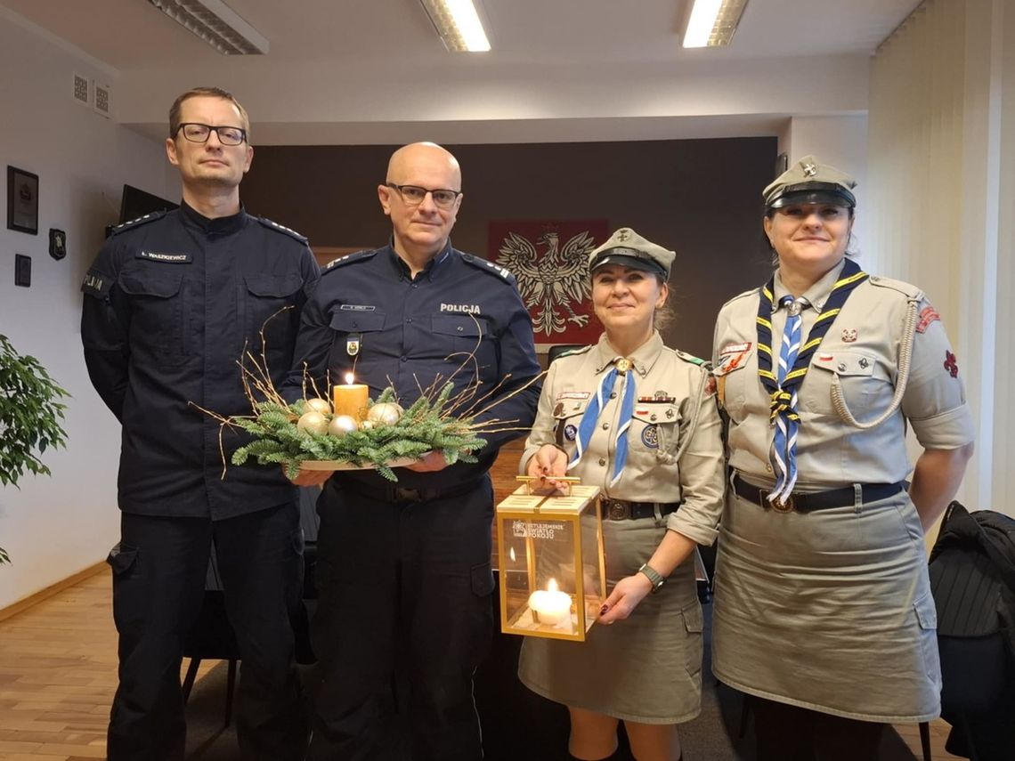 Betlejemskie Światło Pokoju w Komendzie Miejskiej Policji w Suwałkach 🕯✨