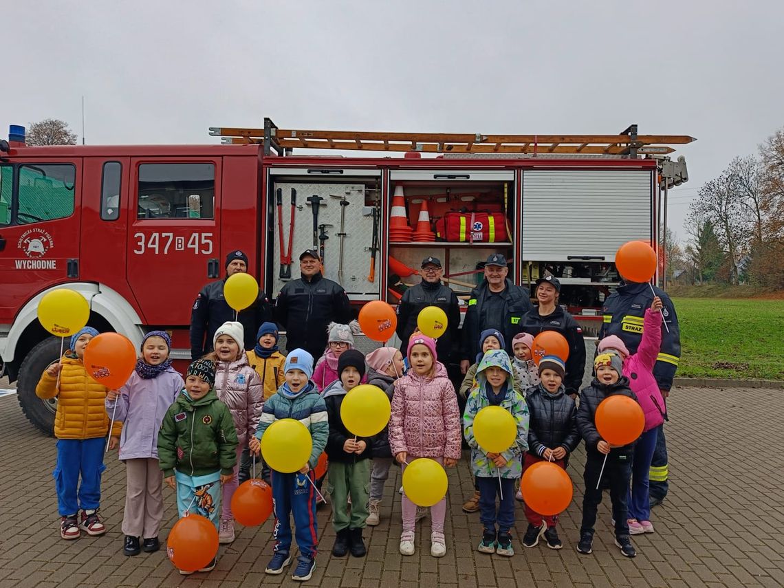 Bezpieczeństwo zaczyna się w przedszkolu. Strażacy przeszkolili kilkaset dzieci z Suwalszczyzny 🚒👧👦