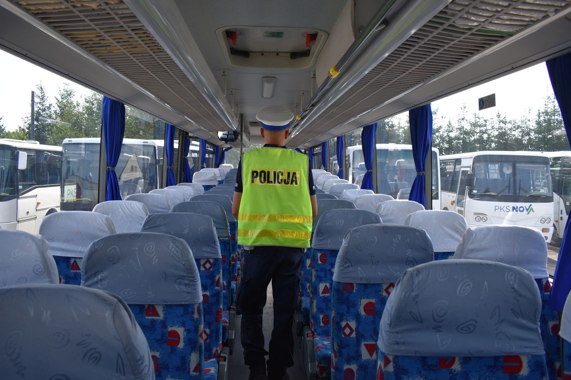 🚸 Bezpieczna droga do szkoły w Augustowie – policjanci kontrolują autobusy i okolice placówek