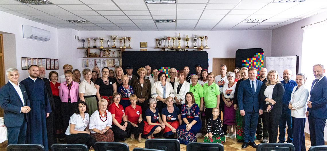 🌾 Blisko milion złotych dla KGW i stowarzyszeń. Podpisano kolejne umowy z organizacjami z Podlaskiego 🌾 Blisko milion złotych dla KGW i stowarzyszeń. Podpisano kolejne umowy z organizacjami z Podlaskiego